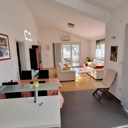 Apartment More דירה